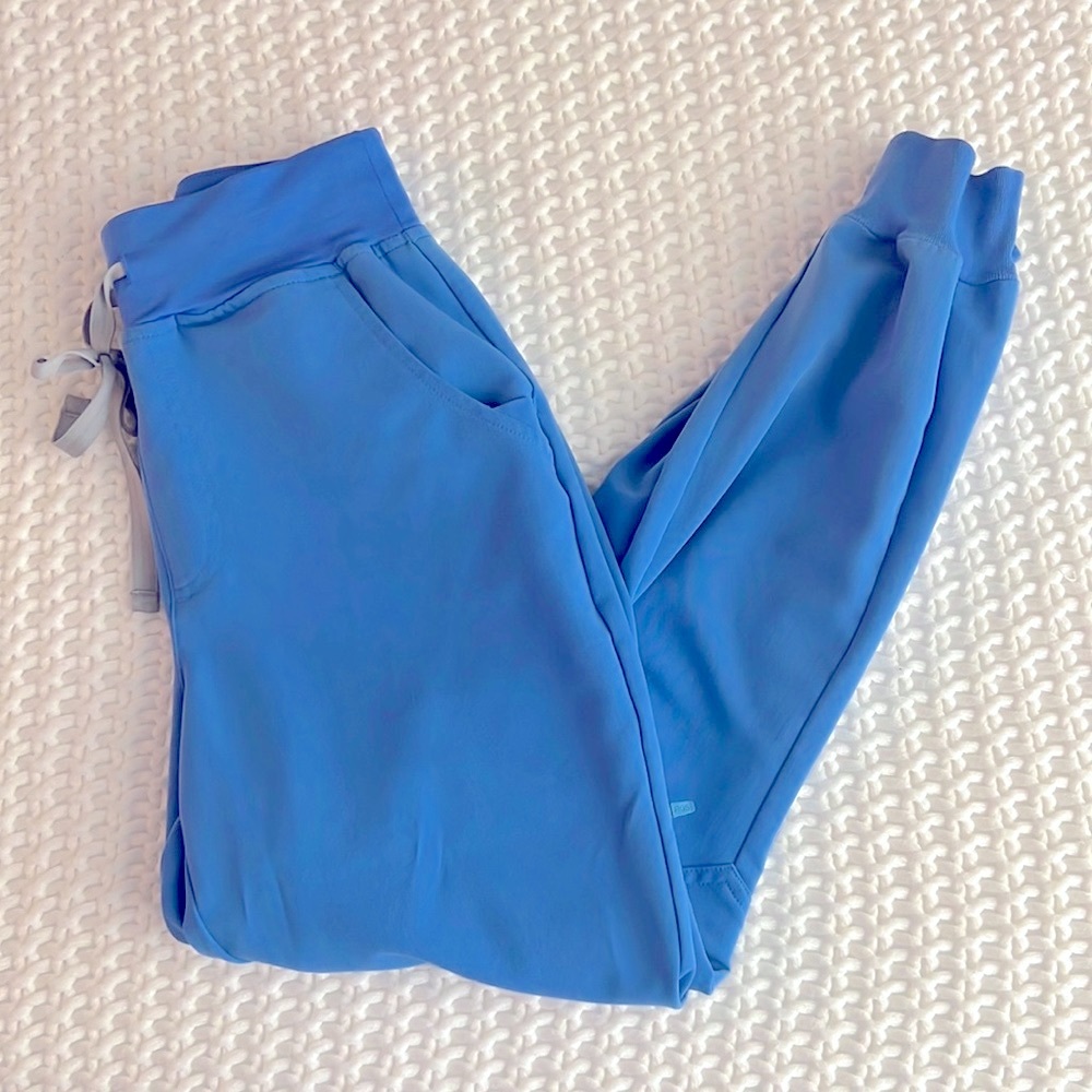 XS/P FIGS Zamora Jogger Pant in Ceil Blue